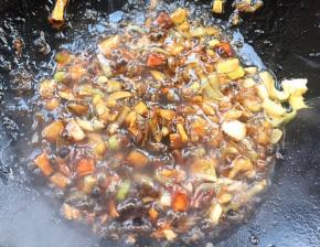 放入调味料糖、一品鲜酱油、蚝油炒匀