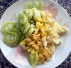 葱姜蒜切好备用