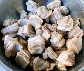 焯好水的羊肉立即放人冷水中过凉多冲洗几遍羊肉处理好洗净沥干水份备用