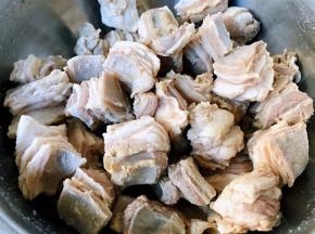 焯好水的羊肉立即放人冷水中过凉多冲洗几遍羊肉处理好洗净沥干水份备用