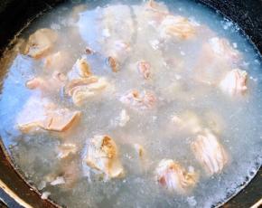 锅中烧开水放入羊肉块再放入料酒焯水去除多余的油脂和杂质
