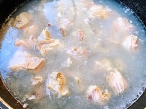 锅中烧开水放入羊肉块再放入料酒焯水去除多余的油脂和杂质
