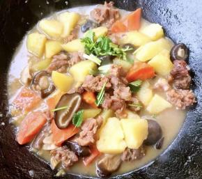 炖至汤汁不多时完全熟透放入盐和味精调味均匀最后撒上香菜提鲜即可出锅享用