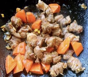 放入胡萝卜炒至断生