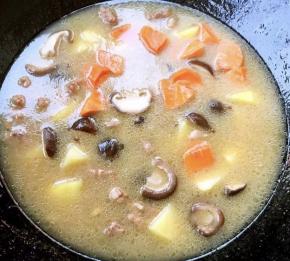 添加适量清水再放入土豆、香菇大火炖起来