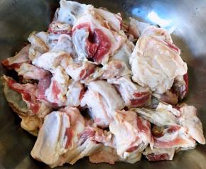 新鲜的羊肉买回来在清水中浸泡一个小时去除血水浸泡好的羊肉洗净切成大小均匀的块状