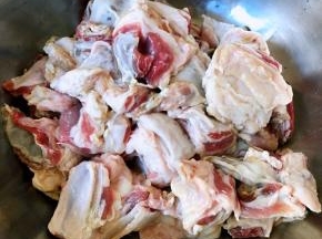新鲜的羊肉买回来在清水中浸泡一个小时去除血水浸泡好的羊肉洗净切成大小均匀的块状