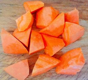 胡萝卜去皮洗净切成滚刀块和土豆同样的处理方法
