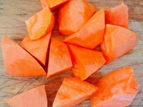胡萝卜去皮洗净切成滚刀块和土豆同样的处理方法