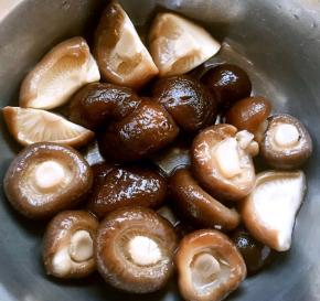 香菇洗净剪去根部放入开水中焯水至断生再立即放入冷水中过凉再沥干水份