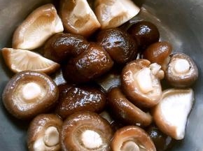 香菇洗净剪去根部放入开水中焯水至断生再立即放入冷水中过凉再沥干水份