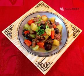 香浓可口的红烧牛肉炖时蔬装入容器中就大功告成了