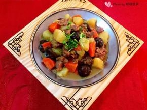 香浓可口的红烧牛肉炖时蔬装入容器中就大功告成了