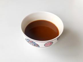 调一碗酱汁，碗中加入3克盐、3克糖、1勺生抽、1勺蚝油、5克玉米淀粉、半碗清水混合均匀。