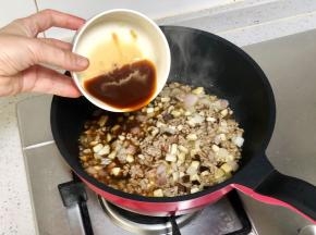 再加入香菇和洋葱丁一起翻炒出香味。倒入调好的酱汁，大火煮沸收汁。