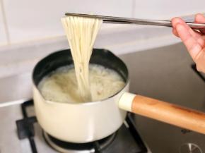 锅里烧开水，下入挂面煮熟。