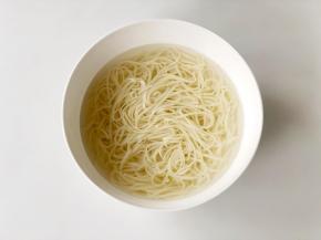 捞出挂面过凉白开水，然后沥干水份。