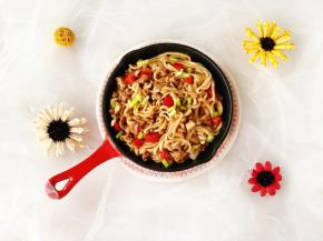 挂面装盘，淋上炒好的香菇肉末酱拌匀即可食用。