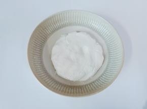 糯米粉加温水揉成团。