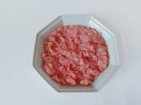 瘦肉去除筋膜切片再剁成碎。