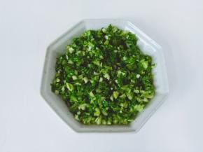 青菜也一样剁碎捏一下水分。