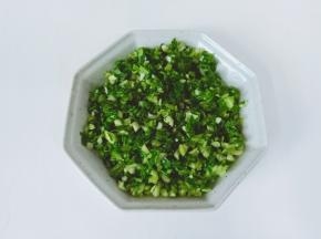 青菜也一样剁碎捏一下水分。