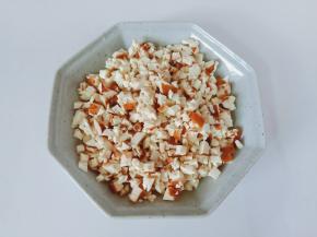 豆干切成小丁。