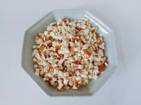 豆干切成小丁。