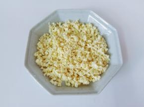 笋切片再剁成小丁。