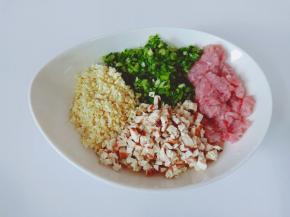 把所有食材都放在大碗里。