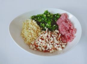 把所有食材都放在大碗里。