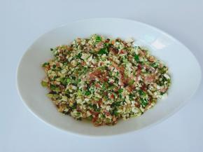 筷子顺着一个方向把肉馅搅拌均匀。