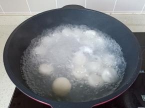锅里水开放糯米团煮。
