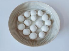 一个一个糯米团全部揉好。