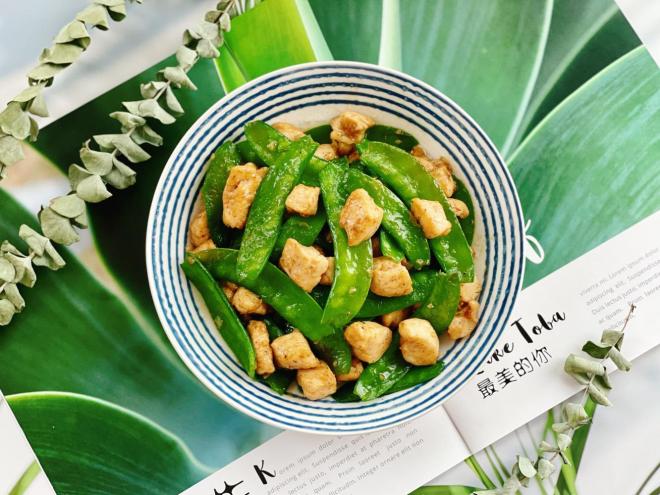 低脂低卡荷兰豆炒鸡丁，营养瘦身两不误