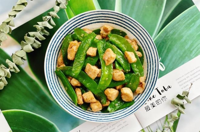 低脂低卡荷兰豆炒鸡丁，营养瘦身两不误
