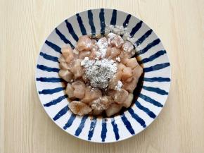 在鸡丁里加入1勺生抽、1勺料酒、1勺淀粉，1小勺盐，少许黑胡椒粉，然后抓匀，腌制5分钟。