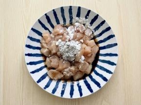 在鸡丁里加入1勺生抽、1勺料酒、1勺淀粉，1小勺盐，少许黑胡椒粉，然后抓匀，腌制5分钟。