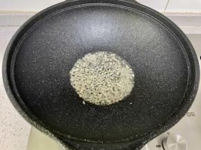 锅里烧热油，下蒜末炒香。