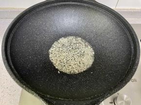 锅里烧热油，下蒜末炒香。