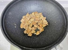 放入鸡丁翻炒至微黄熟透。