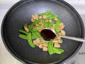 加入荷兰豆，再加入一勺蚝油翻炒。