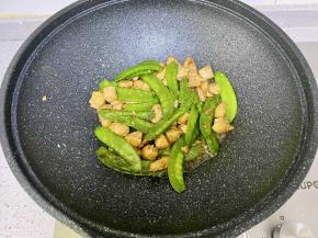 最后撒上现磨黑胡椒碎，炒匀后即可出锅。