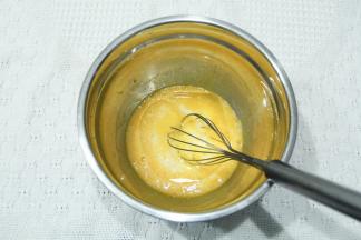 分离蛋白和蛋黄，蛋白冷冻备用。蛋黄加盐搅打均匀，加入玉米油和牛奶。搅打至乳化无油点。