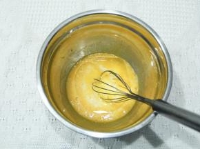 分离蛋白和蛋黄，蛋白冷冻备用。蛋黄加盐搅打均匀，加入玉米油和牛奶。搅打至乳化无油点。