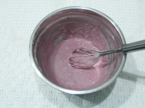 Z字形拌匀成顺滑滴落的蛋黄糊。