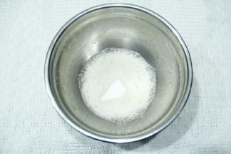 预热烤箱上下180度。取出蛋白，加入柠檬汁去腥。电动打蛋器高速打到鱼眼泡，加入1/3糖。