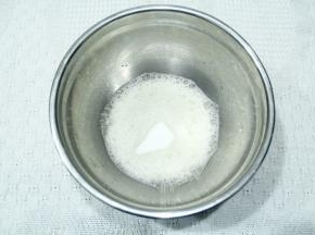 预热烤箱上下180度。取出蛋白，加入柠檬汁去腥。电动打蛋器高速打到鱼眼泡，加入1/3糖。