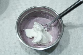 取1/3蛋白霜入蛋黄糊中，左手配合逆时针转盆，蛋抽从2点钟方向切入，从盆底划到7点钟方向翻起到盆中心，初步混匀。再取1/3蛋白霜重复动作混匀。