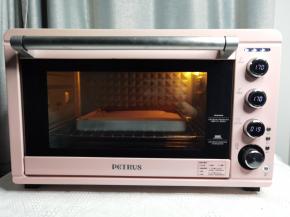 放入预热好的烤箱中层偏下，上下170度烤22分钟。